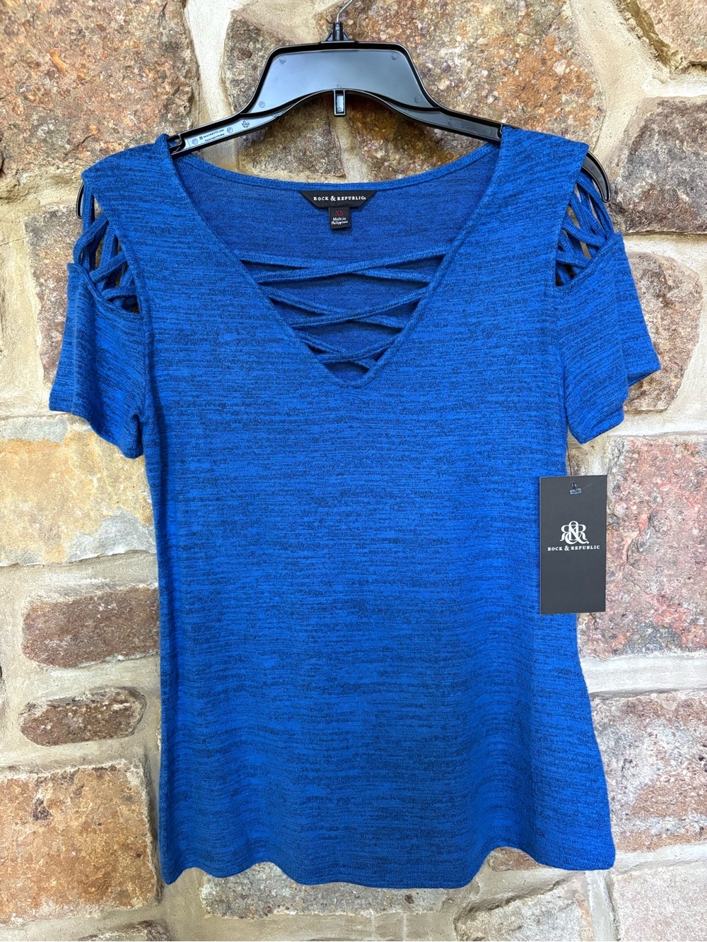 ROCK & REPUBLIC WOMEN’S STRAPPY NECK TOP